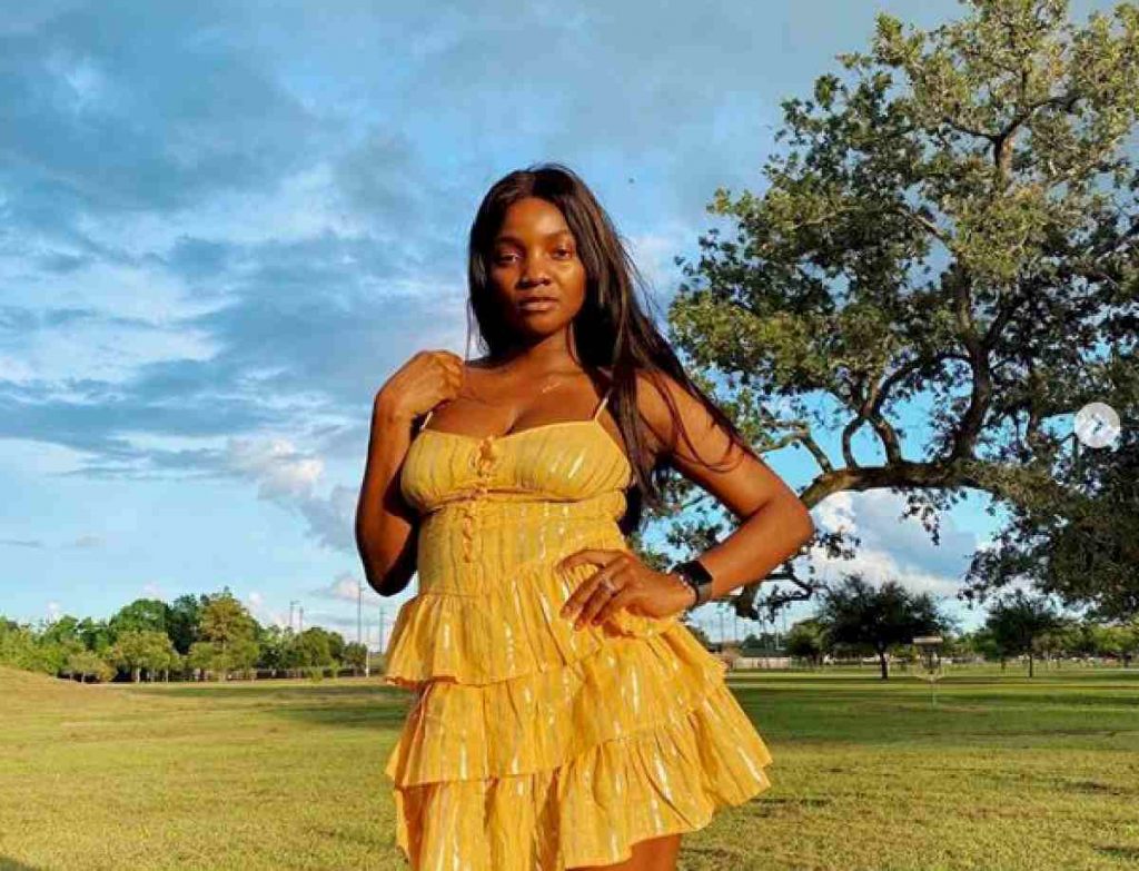 Nigerian songstress, Simi in a yellow dress